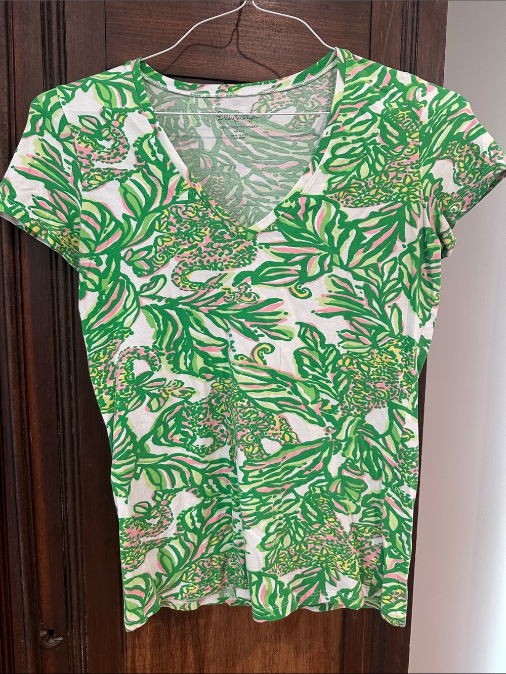 Lilly Pulitzer Green and White Tropical Print V-Neck Tee small